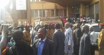 Burkina – Au moins 27 morts, 33 blessés et 126 otages libérés dans l’attaque terroriste de AQMI (Al Mourabitoune)